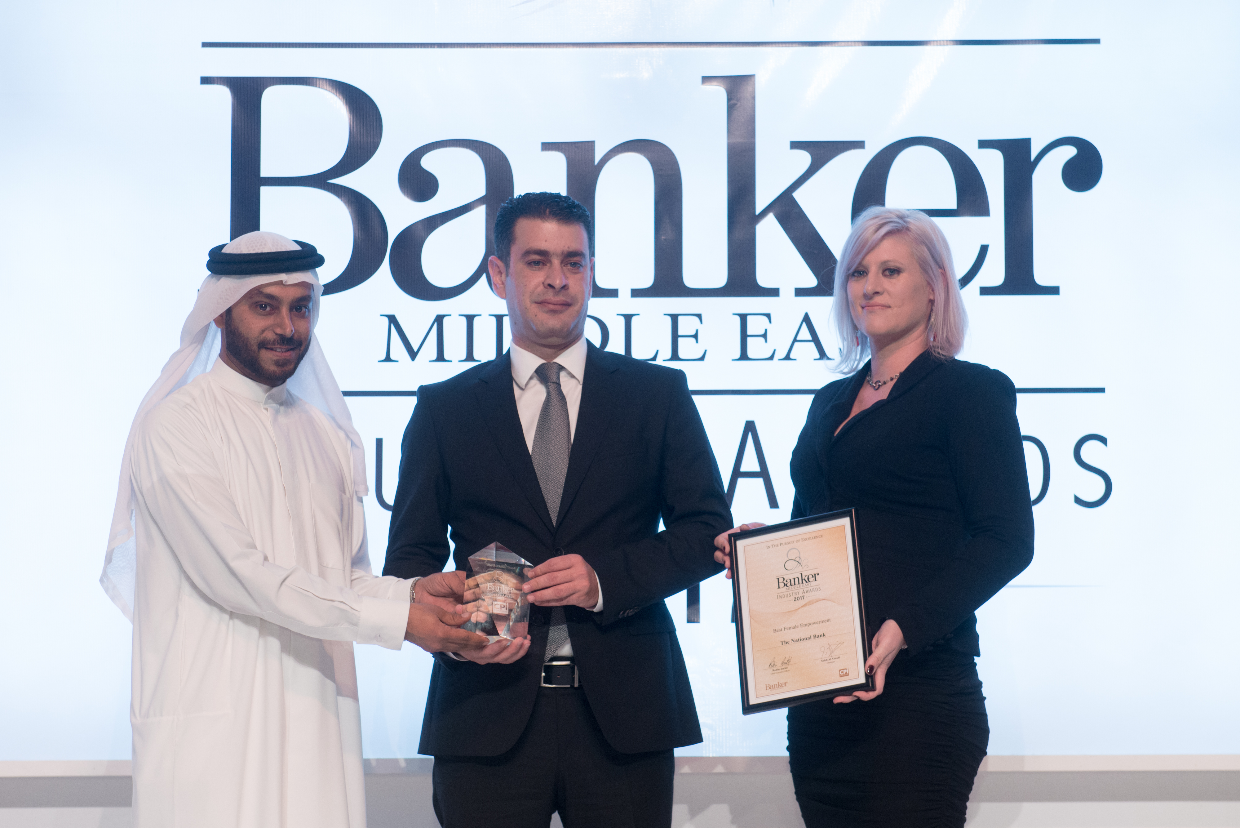 بانكر ميدل ايست: البنك الوطني أفضل بنك لتمكين المرأة على مستوى الشرق الأوسط